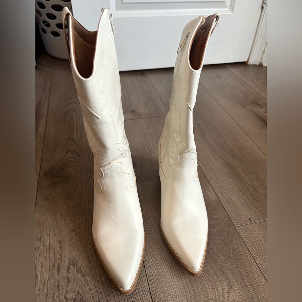 Elegant Cream Western Boots (Few marks on right outter boot)
